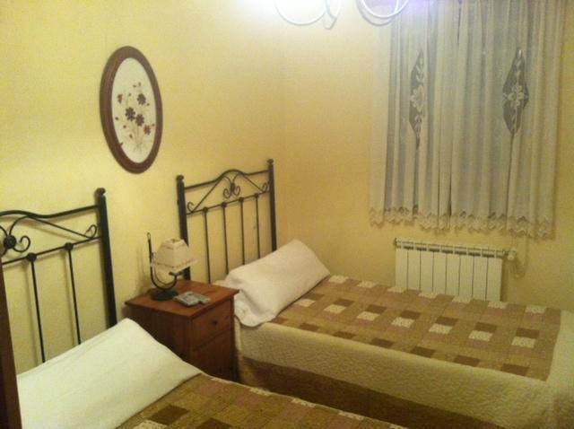 Pension A Cochera Ferrol Rum bild