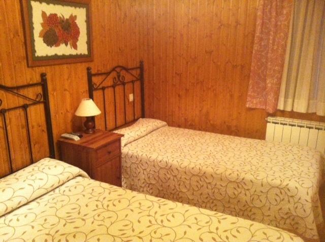 Pension A Cochera Ferrol Rum bild